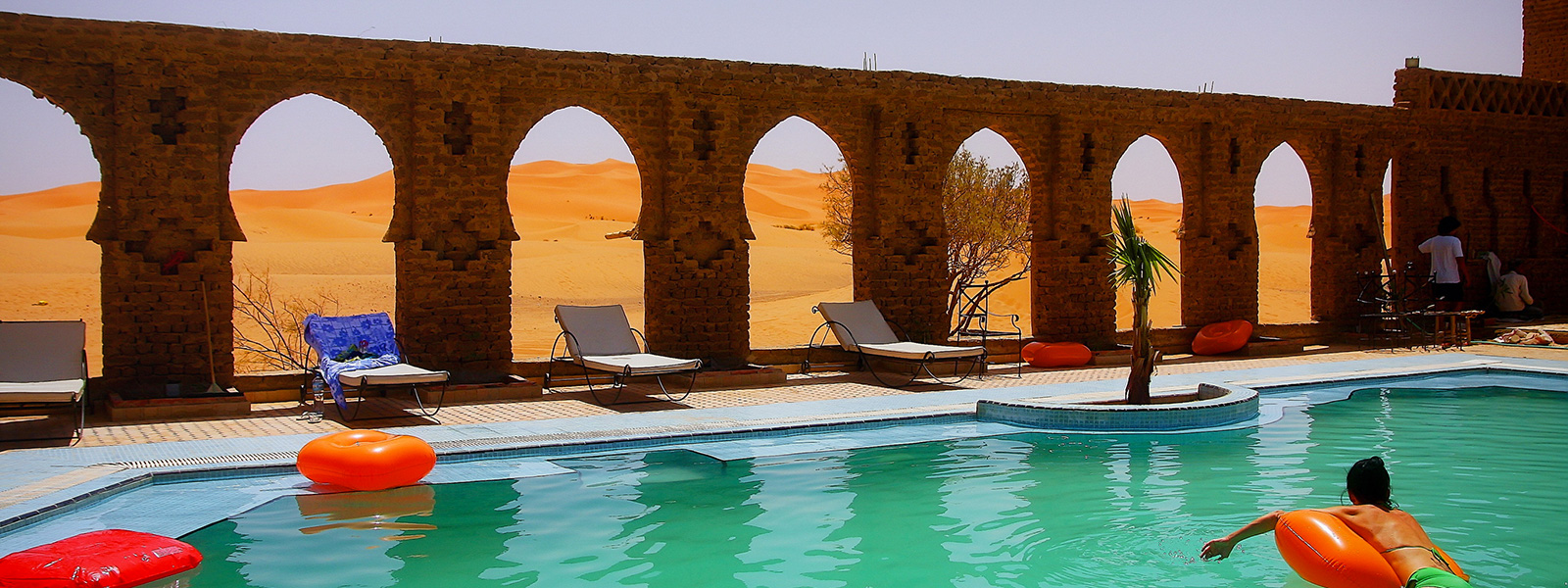 voyage-hébergement-sahara-sable-piscine 